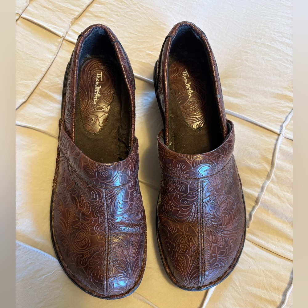 Womans 9.5 Thom McAn clogs. Comfort shoe brown paisley